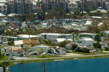 Florida yerleşim bölgesindeki Ian kasırgasından sonra hasar görmüş mobil evlerin görüntüsü. Doğal afetin sonuçları..