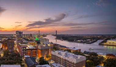 Savannah, Georgia 'daki Waterfront River Caddesi. Eski tarihi şehrin tarihi Amerikan mimarisi. ABD Güney şehri gün batımında.