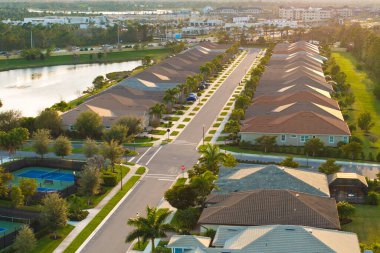 ABD 'nin banliyölerindeki zengin yerleşim bölgesi. Güneybatı Florida 'da pahalı banliyö evleri olan zengin bir mahalle..