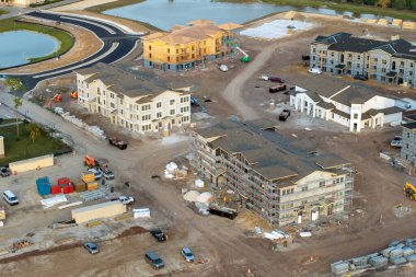 Florida 'daki yeni apartman dairelerinin ahşap çerçeveleri yapım aşamasında. ABD 'de ikametgah geliştirme.