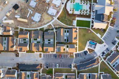 Yeni gelişmekte olan banliyö bölgesinde ahşap evler inşa ediliyor. Amerikan banliyölerinde konut geliştirme. ABD 'de emlak piyasası.