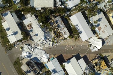 Florida yerleşim bölgesindeki Ian kasırgasından sonra ağır hasar görmüş mobil evler. Doğal afetin sonuçları..