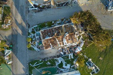 Florida yerleşim bölgesindeki Ian kasırgasından sonra ağır hasar görmüş mobil evler. Doğal afetin sonuçları..