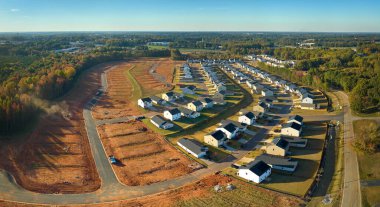 Güney Carolina 'nın banliyö bölgesinde yeni evler inşa etmek için zemin hazırlandı. Büyüyen Amerikan banliyöleri kavramı.