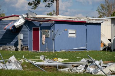 Florida 'daki karavan yerleşim alanındaki kasırga evleri ağır hasar görmüş. Doğal afetin sonuçları..