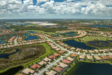 Florida yerleşim bölgesindeki Ian kasırgasından sonra evlerin etrafını su basmış. Doğal afetin sonuçları..