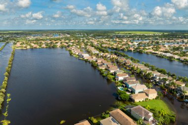 Debby Kasırgası Sarasota, Florida 'daki Laurel Meadows mahallesindeki evleri sular altında bıraktı. Doğal afetten sonra.