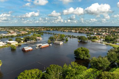 Debby kasırgası Florida 'nın Sarasota banliyösündeki çiftlik evlerini sular altında bıraktı. Doğal afetten sonra.