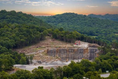 Endüstriyel taş ocağı. İnşaat endüstrisi için kireçtaşı malzemelerinin çıkarıldığı açık bir maden sahası.