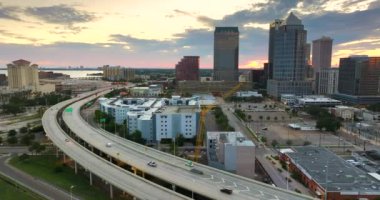 Tampa, Florida 'da hızlı sürüş arabaları olan Amerikan otoyolunun havadan görünüşü. ABD şehir taşımacılık altyapısı.