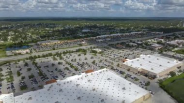 North Port, Florida 'da alışveriş merkezlerinin ve geniş Amerikan otoyolunun hava manzarası. ABD ulaşım altyapısının üstünden görüntüle