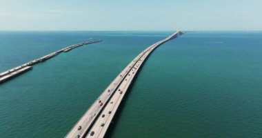 Florida 'daki Tampa Körfezi üzerindeki Sunshine Skyway Köprüsü' nün hava görüntüsü. Ulaşım altyapısı kavramı.