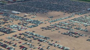 Otomotiv endüstrisi. Üretim fabrikası deposuna yeni araba ithal veya ihracatı. Lojistik sektörü otoparkında satılık araçlar