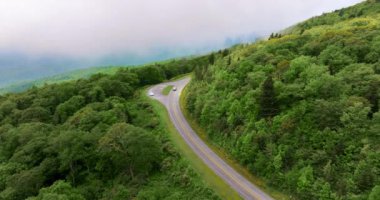 Kuzey Carolina Appalachian dağlarındaki Blue Ridge Parkway 'de yaz yağmuru mevsiminde araba yolculuğu. Güzel doğanın yaz manzarası.