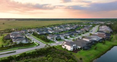 Florida 'nın güneybatısındaki yeşil palmiye ağaçları arasında pahalı malikaneler. Zengin yerleşim yerlerinin hava manzarası.