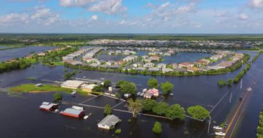 Kasırga yağmurlarından sonra tarım arazisi sular altında kaldı. Florida 'da sualtı çiftlik binaları yağmur suları altında. Güney Amerika 'daki doğal afet sonrası