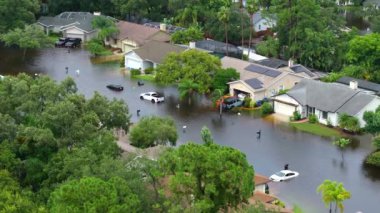 Florida 'daki yerleşim birimlerinde kasırga sularından evleri su basmış. ABD 'nin güneyindeki doğal afet sonrası