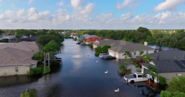 Florida yerleşim bölgesinin etrafını sularla çevrili batık arabalarla dolu bir yol. Debby Kasırgası Doğal Afet