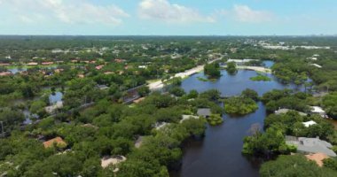 Debby Kasırgası yüzünden Florida 'da sel baskını. Sarasota 'da sel sularıyla çevrili yerleşim yerlerindeki banliyö evleri. Doğal afetten sonra.