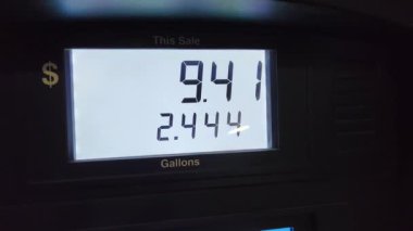 Yakıt fiyatı ve galonlarca benzin deposu. Benzin ikmali için istasyon..