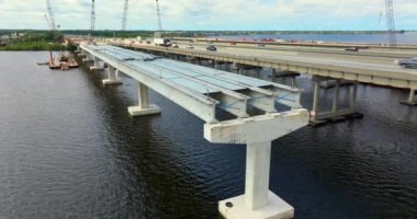 Ellenton, Florida 'da karayolu köprüsü inşaatı. Asker J.D. 'nin gelişimi. Young Memorial Köprüsü, Manatee Nehri 'ni geçiyor. Hareket halindeki arabalı Amerikan otoyolu.