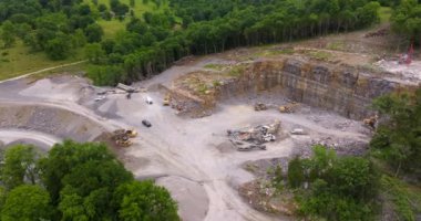 Endüstriyel taş ocağı. İnşaat endüstrisi için kireçtaşı malzemelerinin çıkarıldığı açık bir maden sahası.