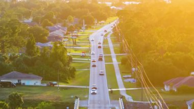 Florida 'da küçük bir kasabada araba süren kırsal sokak trafiği. Sakin yerleşim bölgesinde özel evleri olan Amerikan banliyö manzarası