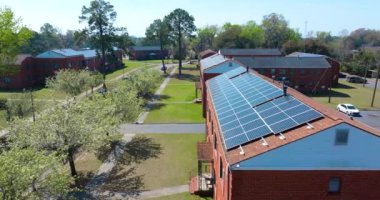 Temiz ekolojik elektrik enerjisi üretmek için konut binalarının güneş çatıları üzerindeki fotovoltaik paneller. Sıfır emisyon kavramı ile yenilenebilir elektrik.