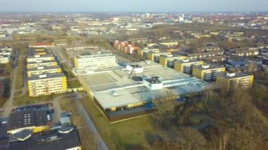 Linkoping City, İsveç 'teki en iyi apartman manzarası. Sakin bir mahallede aile evleri. İskandinav banliyölerinde gayrimenkul geliştirme.