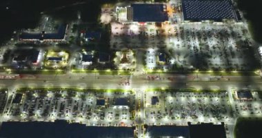 Florida, North Port 'taki alışveriş merkezi plazasında aydınlatılmış trafik arabaları var. ABD ulaştırma altyapı kavramı.