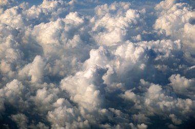 Yüksek irtifada, havada uçuşan yoğun kümülüs bulutlarının havadan görüntüsü. Uçak penceresinden bakınca inanılmaz..