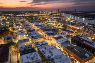 Savannah, Georgia 'daki Broughton Caddesi' nin havadan görüntüsü. Amerikan şehri tarihi mimarisi. ABD geceleri panoramik şehir manzarası.