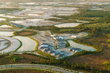 Hazırlanmış zeminde inşaatın başlaması. Amerikan kırsal kesiminde büyük bir inşaat alanı. ABD banliyölerinde konut geliştirme. ABD 'de emlak piyasası.