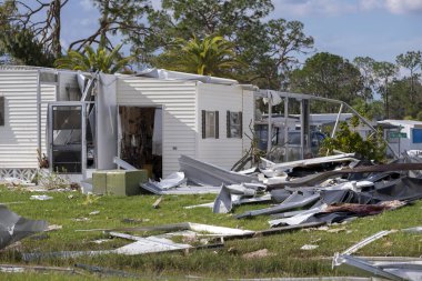 Doğal afetin sonuçları. Florida gezici ev bölgesinde kasırga sonrası ciddi hasar gören evler.