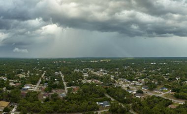 Kasvetli gökyüzünde kara fırtınalı bulutlar şekilleniyor. Şehir merkezine sağanak yağış gelmeden önce..