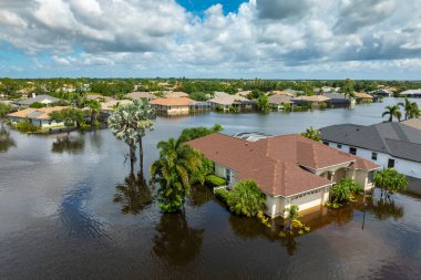 Florida yerleşim bölgesindeki kasırga yağmur sularından evleri su basmış. ABD 'nin güneyindeki doğal afet sonrası.