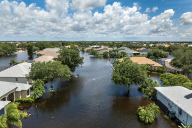 Florida 'da sel, tropikal fırtınadan kaynaklanıyor. Sel sularıyla çevrili yerleşim yerlerindeki banliyö evleri. Doğal afetten sonra.
