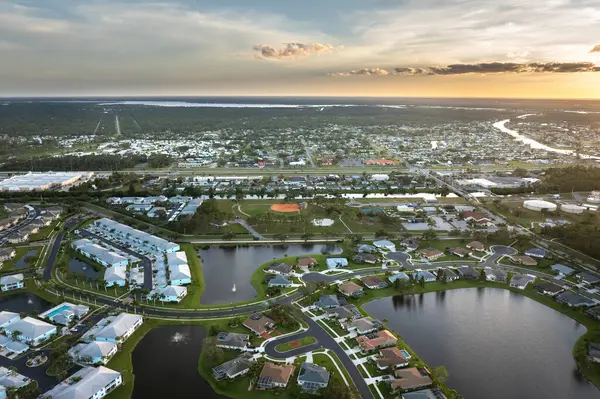 Güneybatı Florida 'da yeşil palmiye ağaçları arasında pahalı evleri olan kapılı bir topluluk. ABD 'de birinci sınıf konut geliştirme.