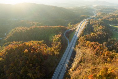 I-26 otoyolunun yanındaki dinlenme alanında hızlı hareket eden arabalar ve kamyonlar var. Tatil sırasında Appalachian dağları arasında dinlenme yeri.