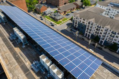 Nashville, Tennessee 'de bir apartmanın çatısı. Temiz ekolojik elektrik enerjisi üretimi. Sıfır emisyonlu yenilenebilir elektrik.