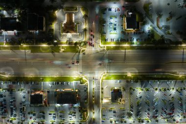 Akşam vakti Florida, North Port 'ta alışveriş merkezlerinde ve küçük işletmelerde trafik yoğunluğu. ABD ulaştırma ve perakende altyapı kavramı.