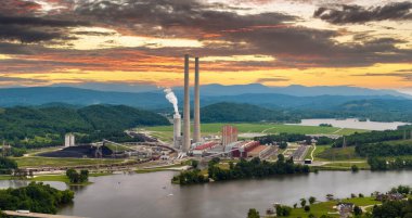 Roane County, Tennessee 'deki Kingston elektrik santralinin hava görüntüsü. Büyük kömürle çalışan elektrik santrali. Enerji üretimi için fosil yakıt kullanımı.