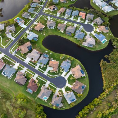 Florida yerleşim bölgesindeki özel evlerin hava görüntüsü. Amerikan banliyölerinde emlak gelişimine örnek olarak yeni aile evleri.