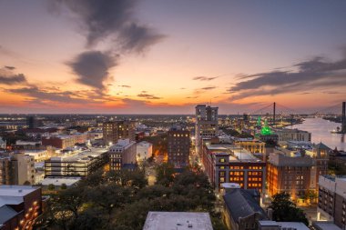 Savannah, Georgia 'nın havadan görünüşü. Amerikan şehri tarihi mimarisi. ABD geceleri panoramik şehir manzarası.