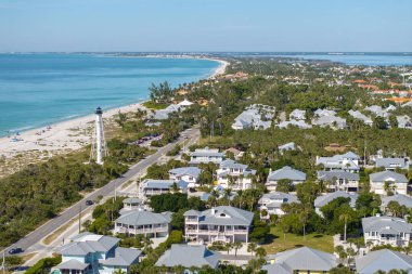 Kırsal ABD banliyölerindeki Amerikan rıhtım evleri. Florida 'nın güneybatısındaki Gasparilla Adası' ndaki küçük Boca Grande kasabasındaki büyük yerleşim yerlerinin manzarası.