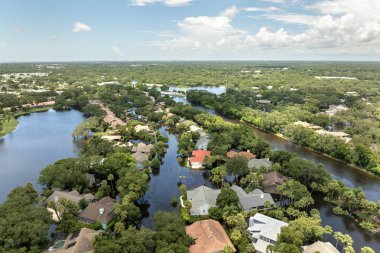 Florida 'nın banliyölerindeki yağmur suyu yüzünden sular altında kalan evlerle dolu bir yerleşim bölgesi. Güney Amerika 'daki doğal afet sonrası.