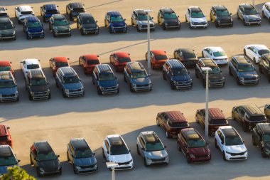 Satılık bir sürü yeni arabası olan büyük bir otopark satıcısı. Amerikan otomotiv endüstrisinin geliştirilmesi ve üretilen araç konseptinin dağıtımı.