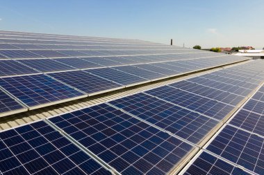 Solar çatılı ofis binası. Temiz ekolojik elektrik enerjisi üretmek için mavi fotovoltaik paneller. Yenilenebilir elektrik kavramına yatırım.