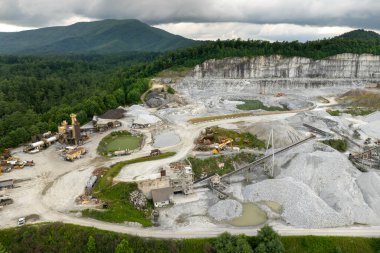 Kuzey Carolina, ABD 'deki Appalachian dağlarında inşaat endüstrisi için çakıl ocağı madeni..