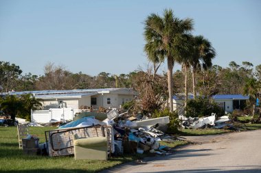 Hurda metaller, Florida 'daki taşınabilir evlerde büyük hasar gören kasırga sonrası sokak kenarındaki yığınlar halinde imha edildi. Doğal afetin sonuçları..